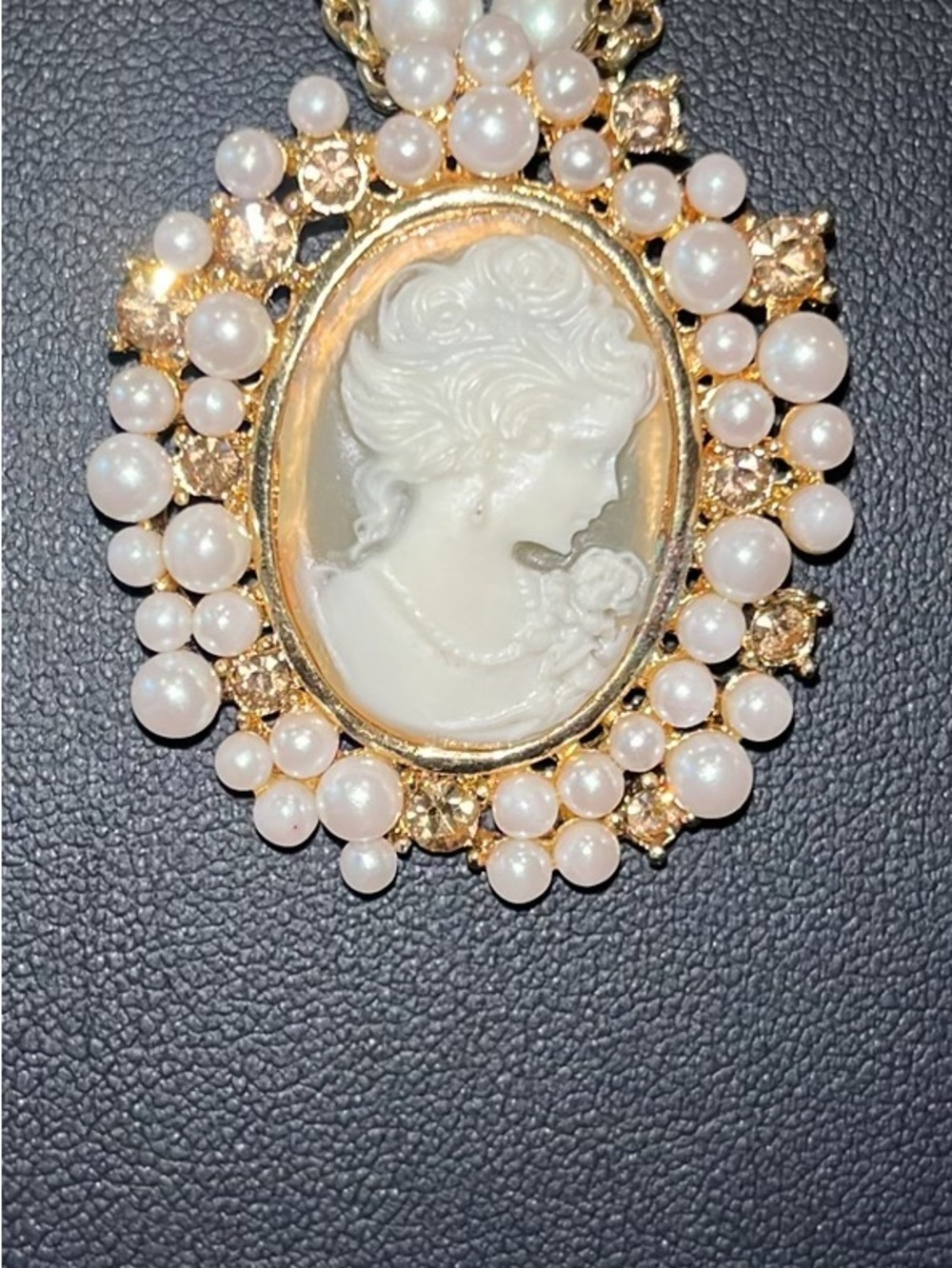 Miriam Haskell designed for Danbury Mint cameo gold tone faux pearl necklace - Picture 3 of 9